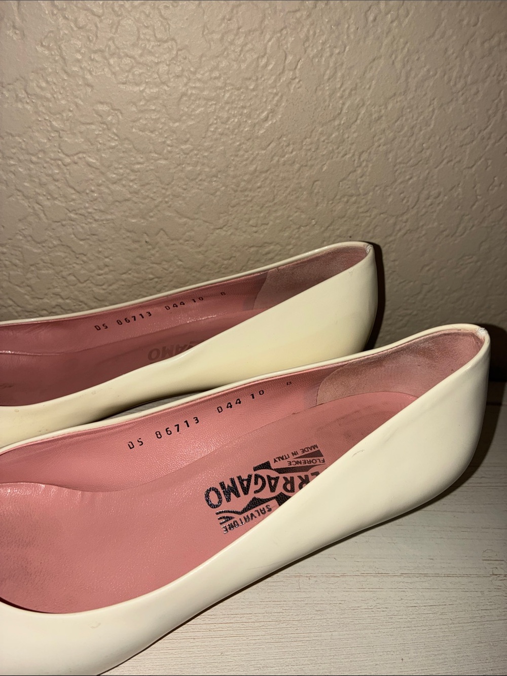 Salvatore Ferragamo Cream Leather Vara Bow Pumps with Pink Insole - Picture 7 of 10